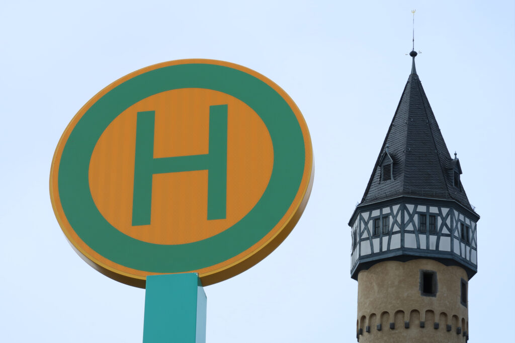Schild Haltestelle an Bockenheimer Warte - Kunst im öffentlichen Raum - die Warte Positionen