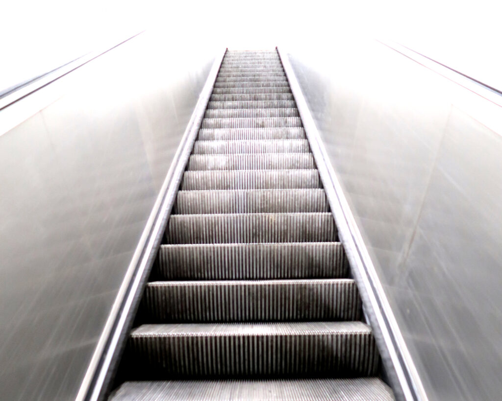 Rolltreppe zur Kunst - Warte Positionen U-Bahnstation Bockenheimer Warte