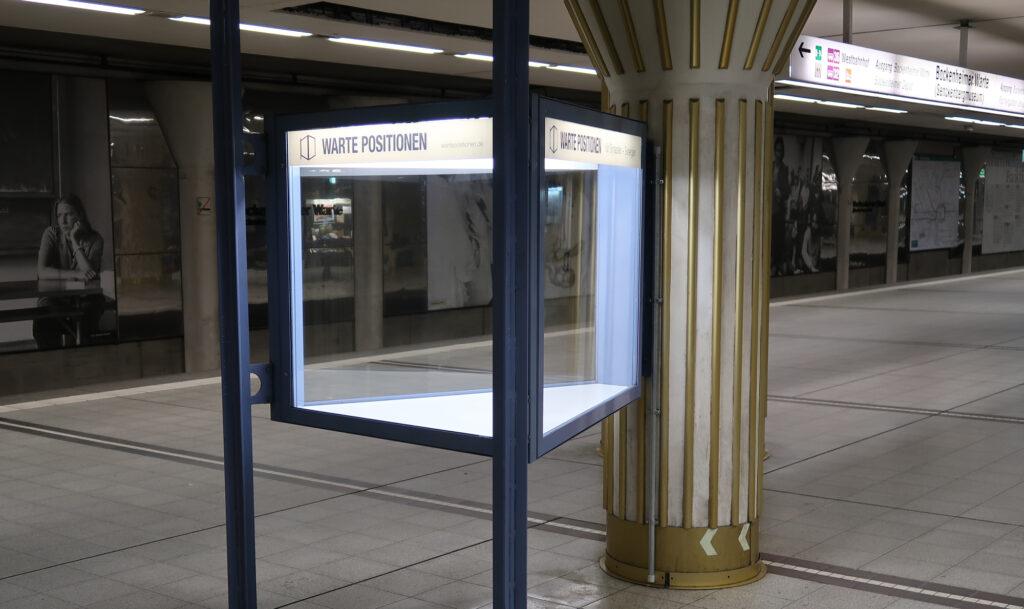 Tiny Art Gallery Warte Positionen auf Bahnsteig Bockenheimer Warte