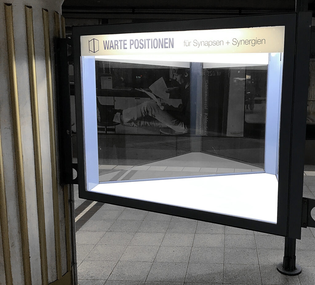 Tiny Art Gallery Warte Positionen mit Durchblick auf lesenden Studenten