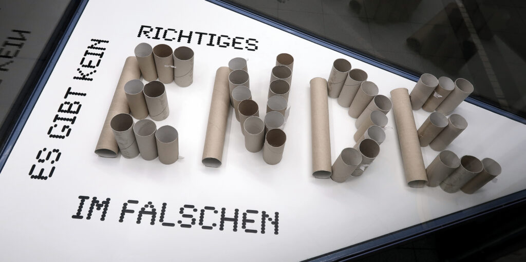 Ansicht Detail - Kunstinstallation - Es gibt kein richtiges Ende im falschen - präsentiert von Warte Positionen, U-Bahnsteig Bockenheimer Warte