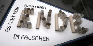 Ansicht Detail - Kunstinstallation - Es gibt kein richtiges Ende im falschen - präsentiert von Warte Positionen, U-Bahnsteig Bockenheimer Warte