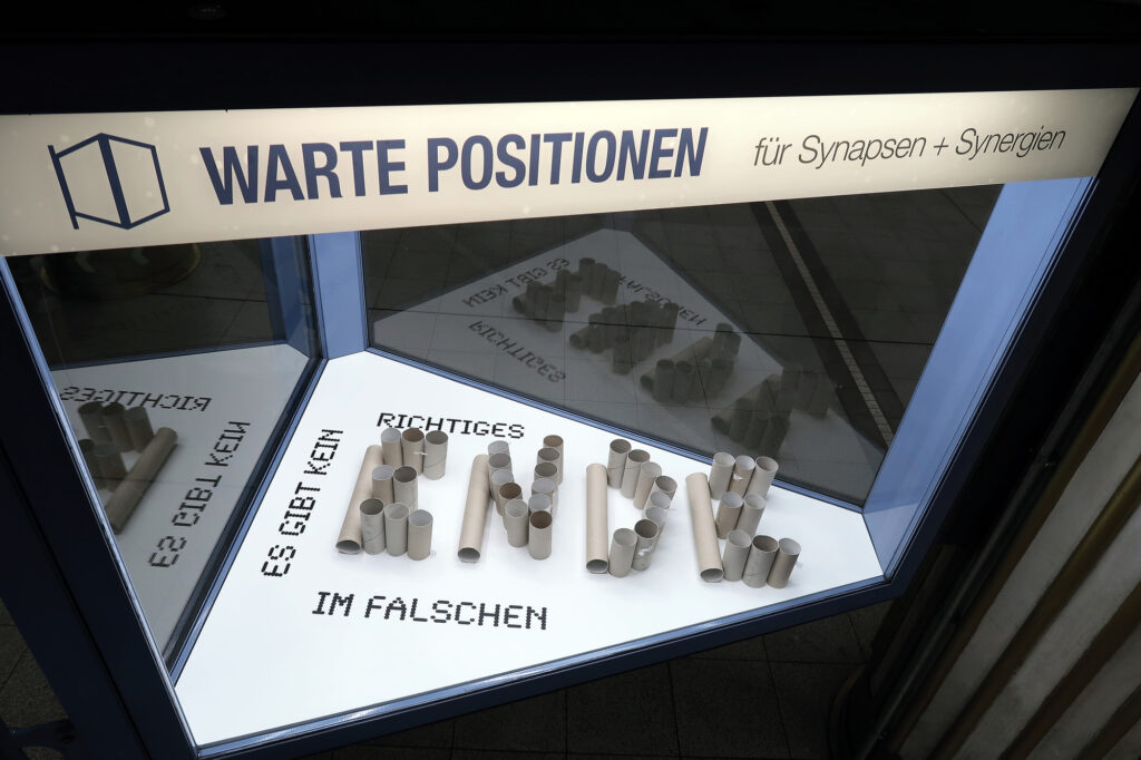 Ansicht Halbnah -Kunstinstallation - Es gibt kein richtiges Ende im falschen - präsentiert von Warte Positionen, U-Bahnsteig Bockenheimer Warte