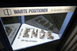 Ansicht Halbnah -Kunstinstallation - Es gibt kein richtiges Ende im falschen - präsentiert von Warte Positionen, U-Bahnsteig Bockenheimer Warte