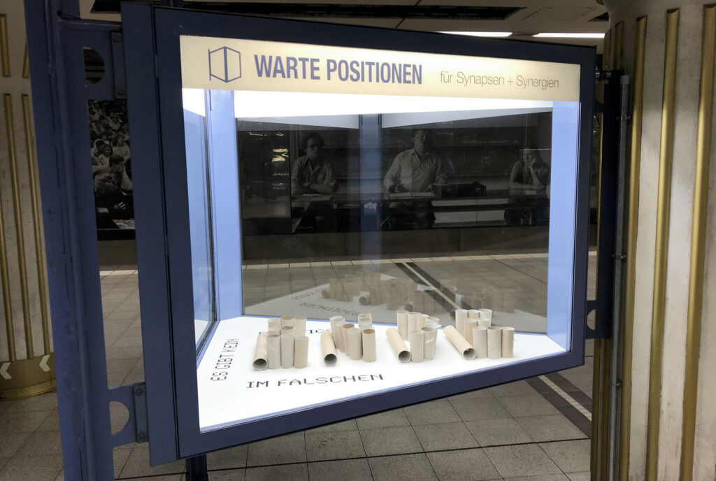 Ansicht Totale -Kunstinstallation - Es gibt kein richtiges Ende im falschen - präsentiert von Warte Positionen, U-Bahnsteig Bockenheimer Warte