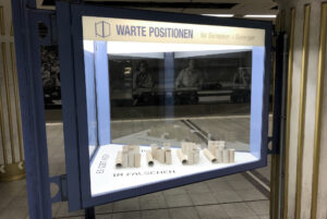 Ansicht Totale -Kunstinstallation - Es gibt kein richtiges Ende im falschen - präsentiert von Warte Positionen, U-Bahnsteig Bockenheimer Warte