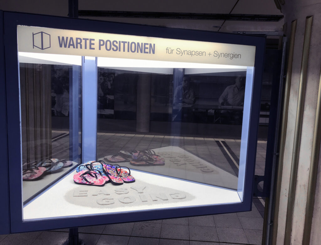 Ansicht Totale -Kunstinstallation - Easy going - präsentiert von Warte Positionen, U-Bahnsteig Bockenheimer Warte