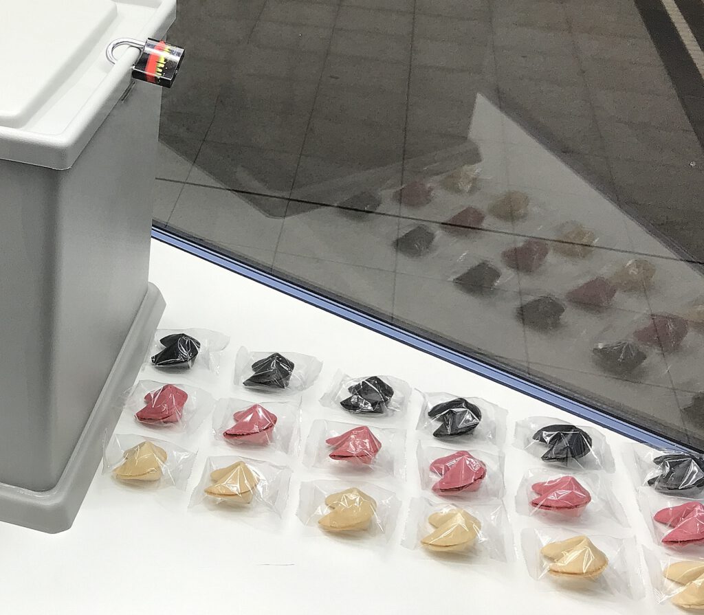 Ansicht Nah - Wahlurne mit aufgereihten schwarz rot gold Glückskeksen - Kunstinstallation - I would prefer not to (X) - präsentiert von Warte Positionen, U-Bahnsteig Bockenheimer Warte