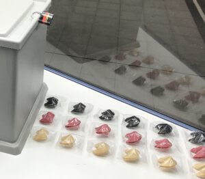 Ansicht Nah - Wahlurne mit aufgereihten schwarz rot gold Glückskeksen - Kunstinstallation - I would prefer not to (X) - präsentiert von Warte Positionen, U-Bahnsteig Bockenheimer Warte