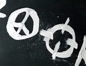 Ansicht Detail Symbole_Peace_Target -Kunstinstallation - Krisen-Narrative - präsentiert von Warte Positionen, U-Bahnsteig Bockenheimer Warte