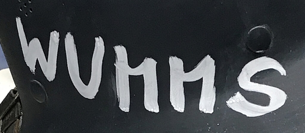 Ansicht Detail Wumms -Kunstinstallation - Krisen-Narrative - präsentiert von Warte Positionen, U-Bahnsteig Bockenheimer Warte