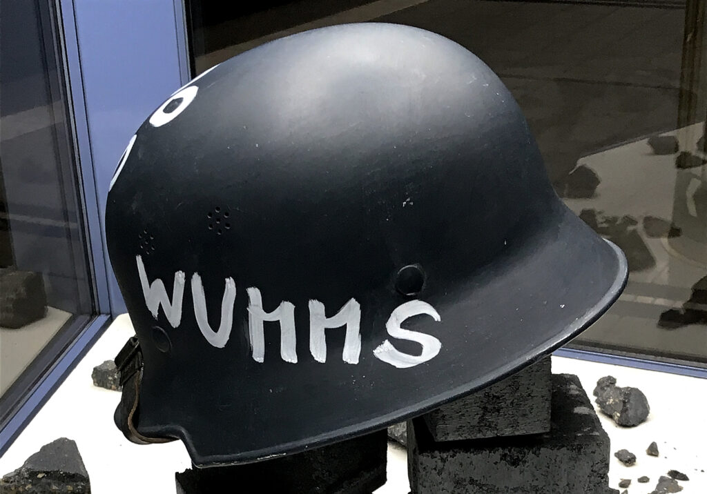 Ansicht Groß - Helm mit Wumms - Kunstinstallation - Krisen-Narrative - präsentiert von Warte Positionen, U-Bahnsteig Bockenheimer Warte