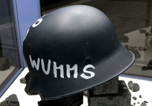 Ansicht Groß - Helm mit Wumms - Kunstinstallation - Krisen-Narrative - präsentiert von Warte Positionen, U-Bahnsteig Bockenheimer Warte