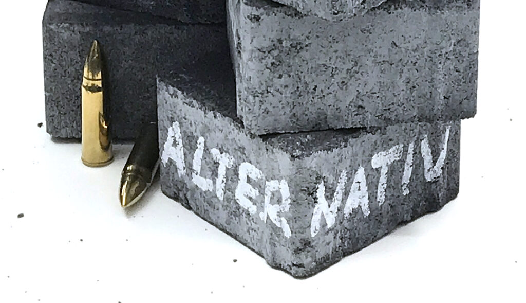 Ansicht Detail - Patronen und Steine, Alter und Nativ auf Stein geschrieben - Kunstinstallation - Krisen-Narrative - präsentiert von Warte Positionen, U-Bahnsteig Bockenheimer Warte