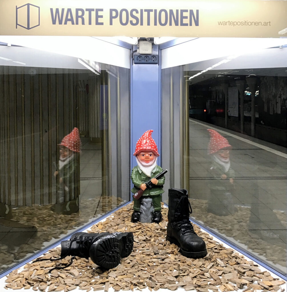 Ansicht Totale - Kunstinstallation - im_dem Zweifel folgen - präsentiert von Warte Positionen, U-Bahnsteig Bockenheimer Warte