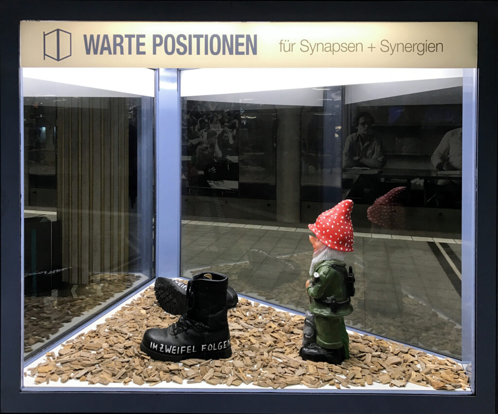 Ansicht Seite - Kunstinstallation - im_dem Zweifel folgen - präsentiert von Warte Positionen, U-Bahnsteig Bockenheimer Warte
