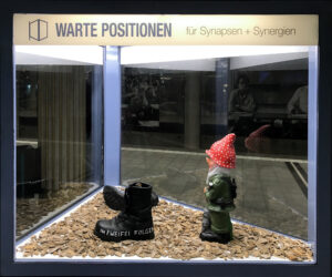 Ansicht Seite - Kunstinstallation - im_dem Zweifel folgen - präsentiert von Warte Positionen, U-Bahnsteig Bockenheimer Warte