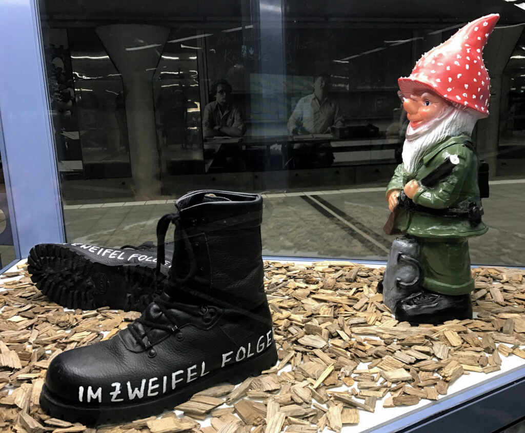 Ansicht Nah - Kunstinstallation - im_dem Zweifel folgen - präsentiert von Warte Positionen, U-Bahnsteig Bockenheimer Warte