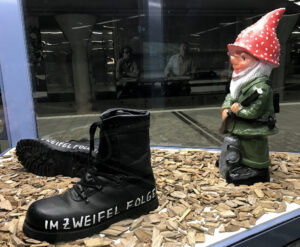 Ansicht Nah - Kunstinstallation - im_dem Zweifel folgen - präsentiert von Warte Positionen, U-Bahnsteig Bockenheimer Warte