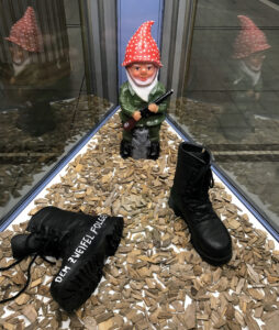 Ansicht Halbnah - Kunstinstallation - im_dem Zweifel folgen - präsentiert von Warte Positionen, U-Bahnsteig Bockenheimer Warte