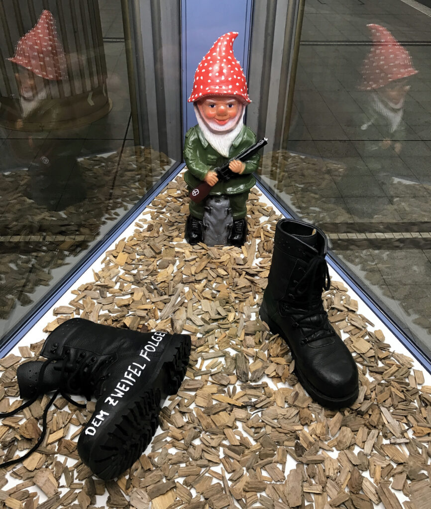 Ansicht Halbnah - Kunstinstallation - im_dem Zweifel folgen - präsentiert von Warte Positionen, U-Bahnsteig Bockenheimer Warte