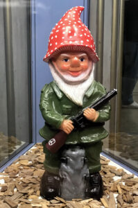 Ansicht Groß - Kunstinstallation - im_dem Zweifel folgen - präsentiert von Warte Positionen, U-Bahnsteig Bockenheimer Warte