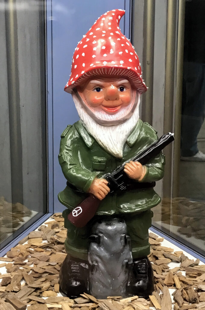 Ansicht Groß - Kunstinstallation - im_dem Zweifel folgen - präsentiert von Warte Positionen, U-Bahnsteig Bockenheimer Warte