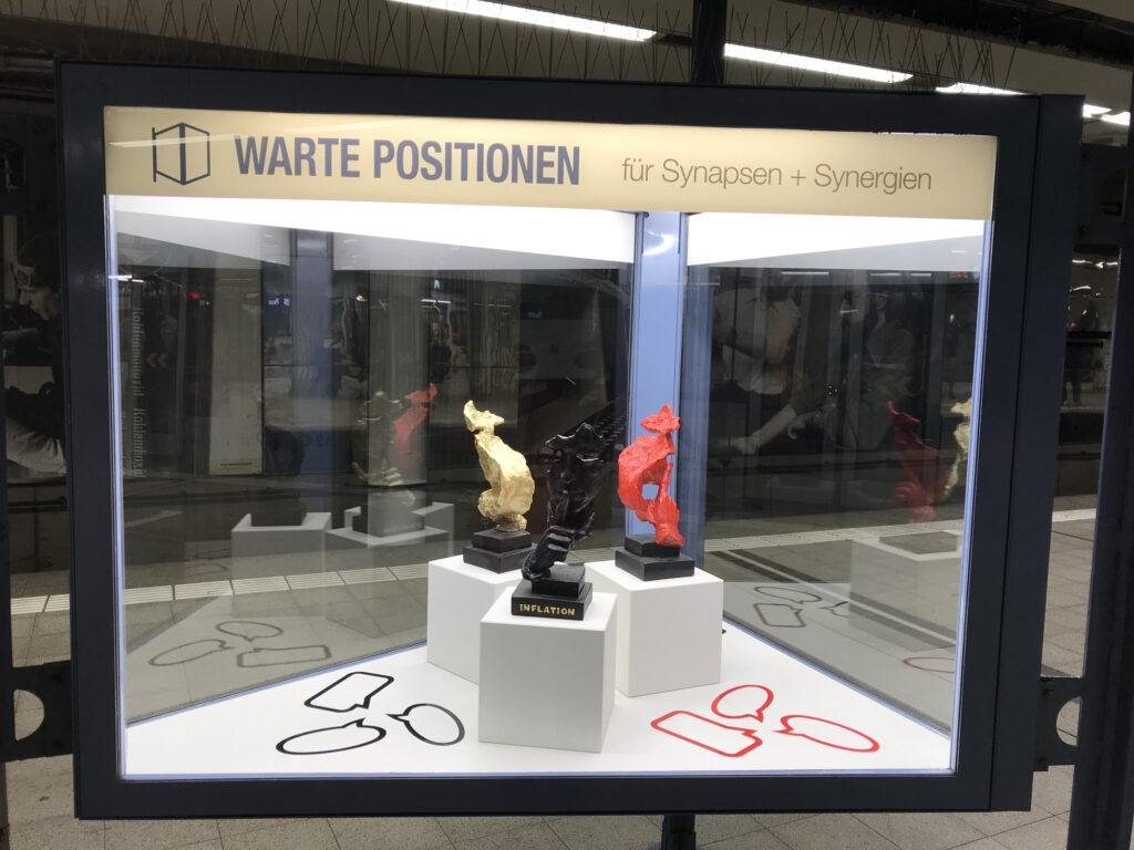 Ansicht Totale - Kunstinstallation - Inflation des Schweigens - präsentiert von Warte Positionen, U-Bahnsteig Bockenheimer Warte