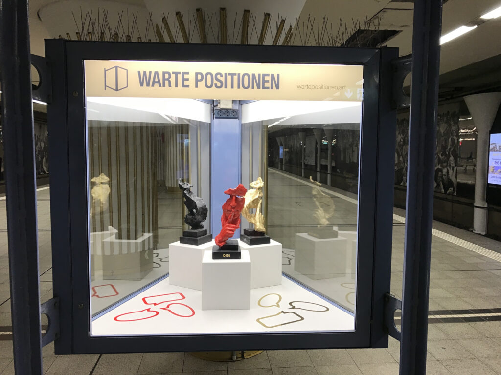 Ansicht Totale - Kunstinstallation - Inflation des Schweigens - präsentiert von Warte Positionen, U-Bahnsteig Bockenheimer Warte