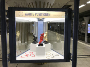 Ansicht Totale - Kunstinstallation - Inflation des Schweigens - präsentiert von Warte Positionen, U-Bahnsteig Bockenheimer Warte