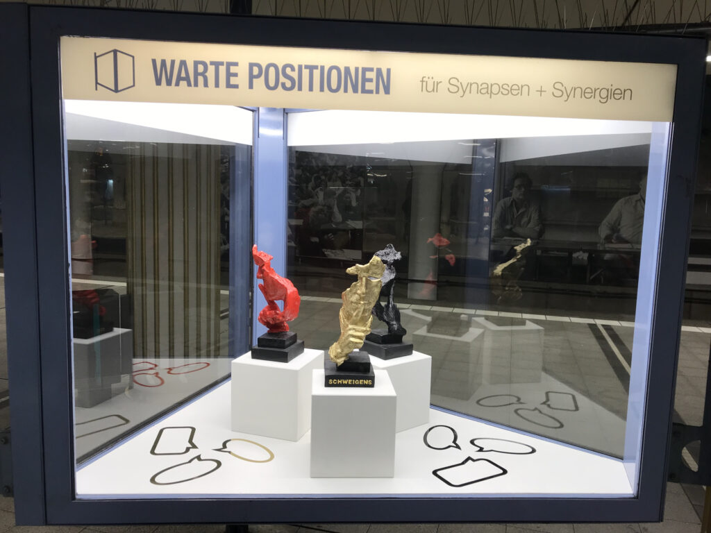 Ansicht Totale - Kunstinstallation - Inflation des Schweigens - präsentiert von Warte Positionen, U-Bahnsteig Bockenheimer Warte